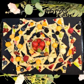 <strong>NUAGE AU MIEL<br><br>Miel de Petit<br>Producteur Local (31) • Fromage blanc • Fruits frais<br><br><i>Doux & Réconfortant</i></strong><br><br>10-20 pers : 58€ <br> 56€ > 2 unités <br> 54€ > 3 unités