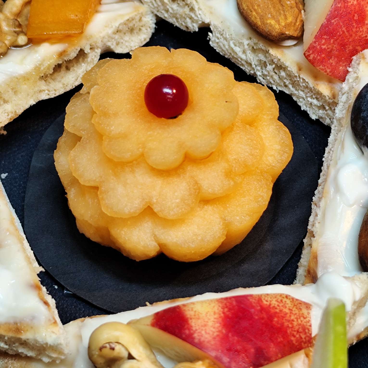 <strong>CROQUANT GOURMAND<br><br> Fruits à coque & Fruits secs moelleux • Sirop d'érable • Fromage blanc • Fruits frais<br><br><i>Généreux & Équilibré</i></strong><br><br>10-20 pers : 58€ <br> 56€ > 2 unités <br> 54€ > 3 unités – Image 3