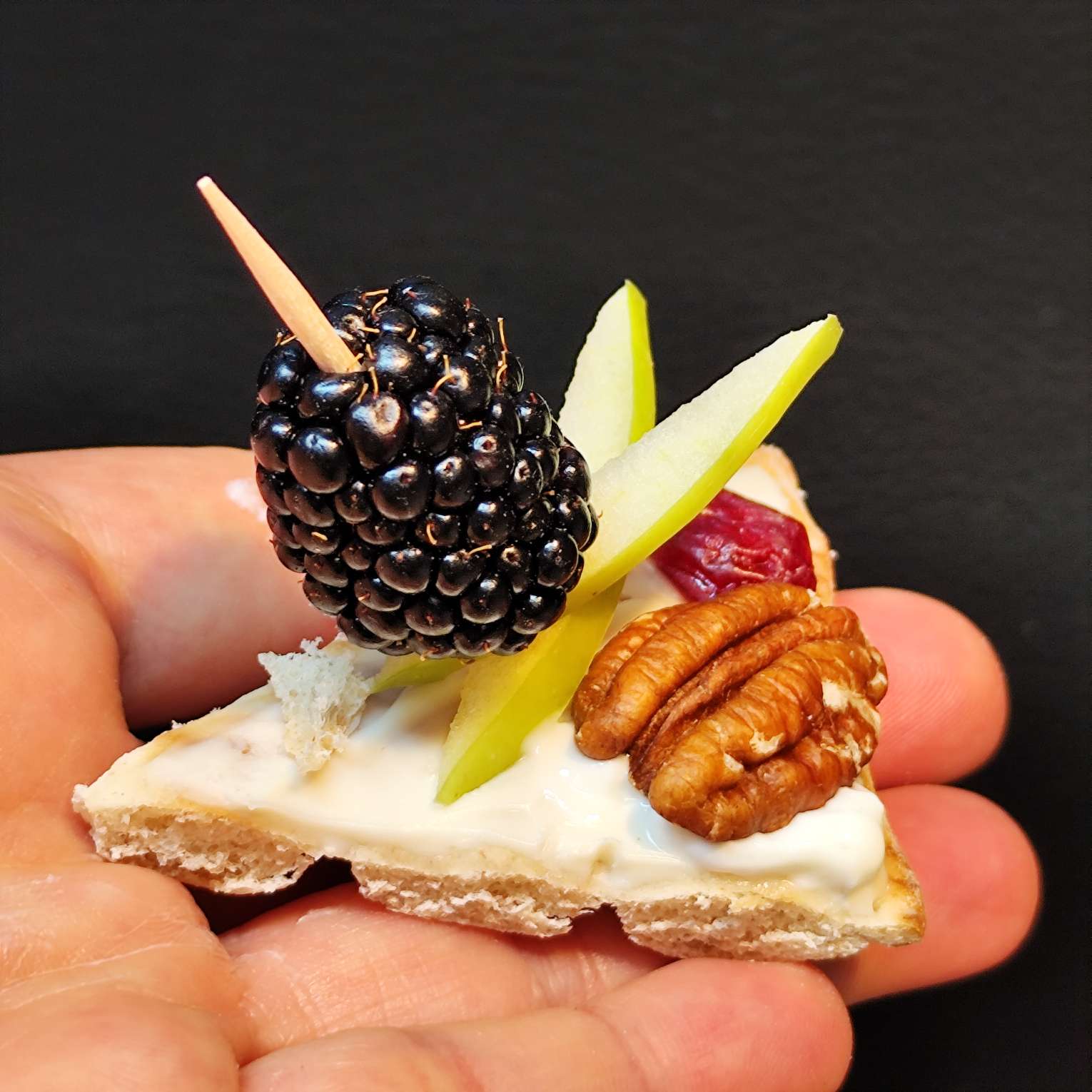 <strong>CROQUANT GOURMAND<br><br> Fruits à coque & Fruits secs moelleux • Sirop d'érable • Fromage blanc • Fruits frais<br><br><i>Généreux & Équilibré</i></strong><br><br>10-20 pers : 58€ <br> 56€ > 2 unités <br> 54€ > 3 unités – Image 7