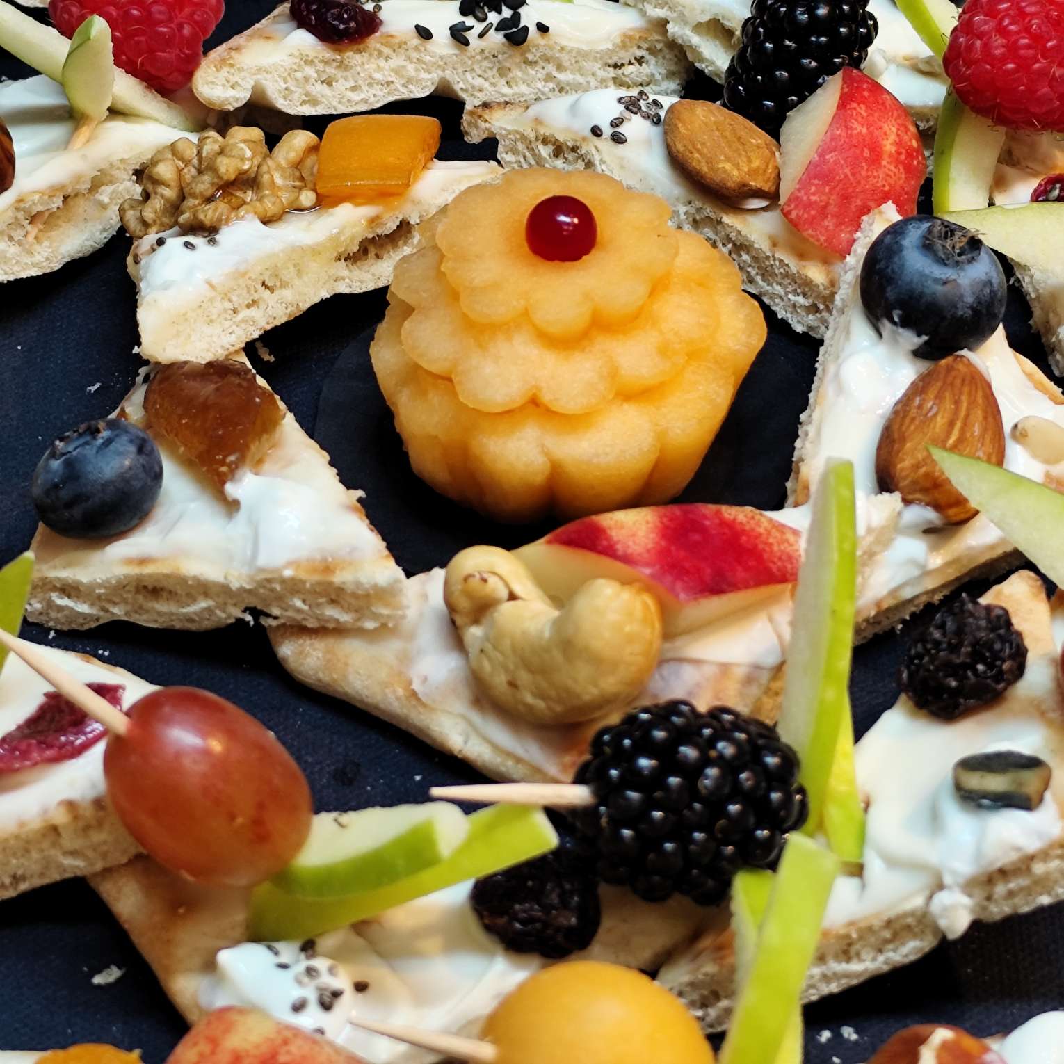 <strong>CROQUANT GOURMAND<br><br> Fruits à coque & Fruits secs moelleux • Sirop d'érable • Fromage blanc • Fruits frais<br><br><i>Généreux & Équilibré</i></strong><br><br>10-20 pers : 58€ <br> 56€ > 2 unités <br> 54€ > 3 unités – Image 8