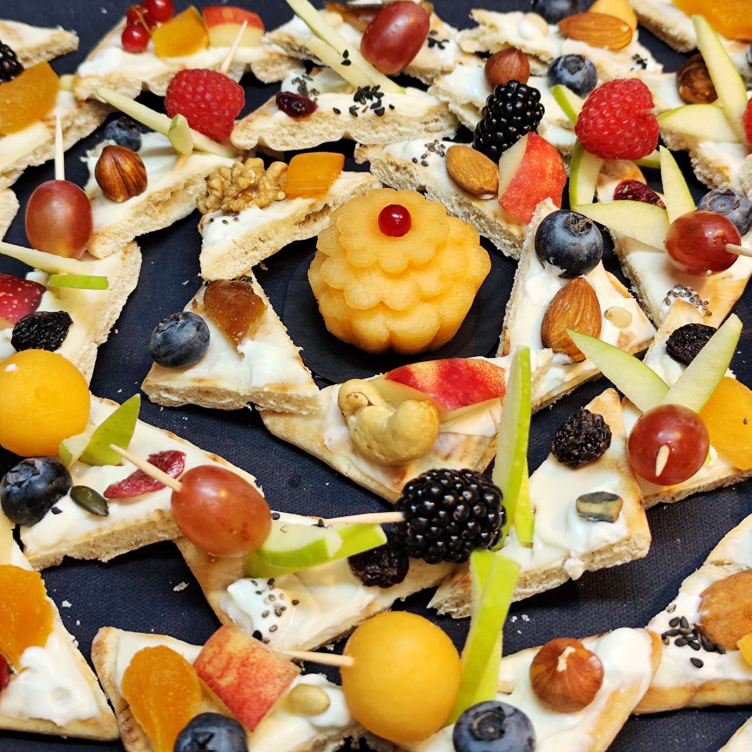 <strong>CROQUANT GOURMAND<br><br> Fruits à coque & Fruits secs moelleux • Sirop d'érable • Fromage blanc • Fruits frais<br><br><i>Généreux & Équilibré</i></strong><br><br>10-20 pers : 58€ <br> 56€ > 2 unités <br> 54€ > 3 unités – Image 6