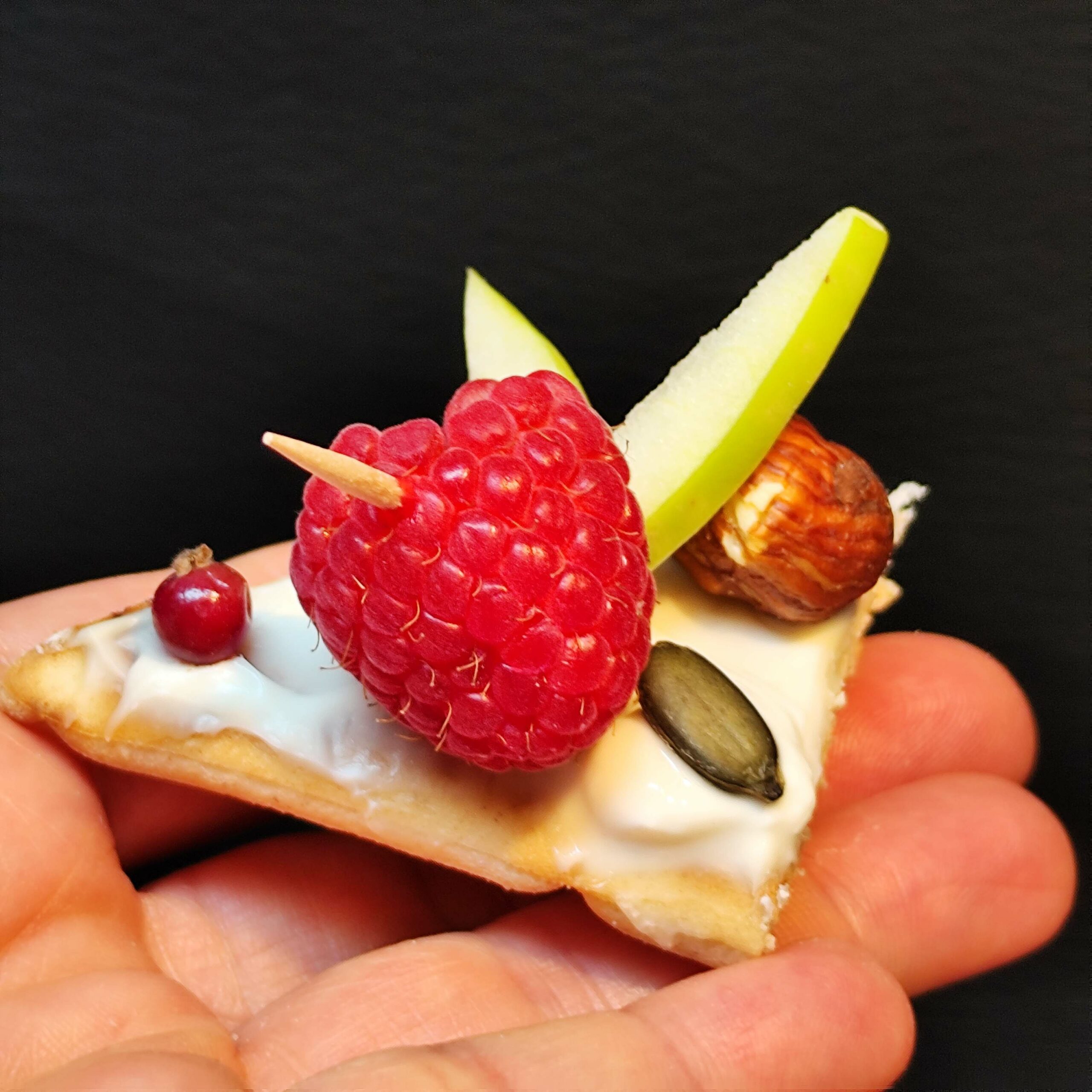 <strong>CROQUANT GOURMAND<br><br> Fruits à coque & Fruits secs moelleux • Sirop d'érable • Fromage blanc • Fruits frais<br><br><i>Généreux & Équilibré</i></strong><br><br>10-20 pers : 58€ <br> 56€ > 2 unités <br> 54€ > 3 unités – Image 5