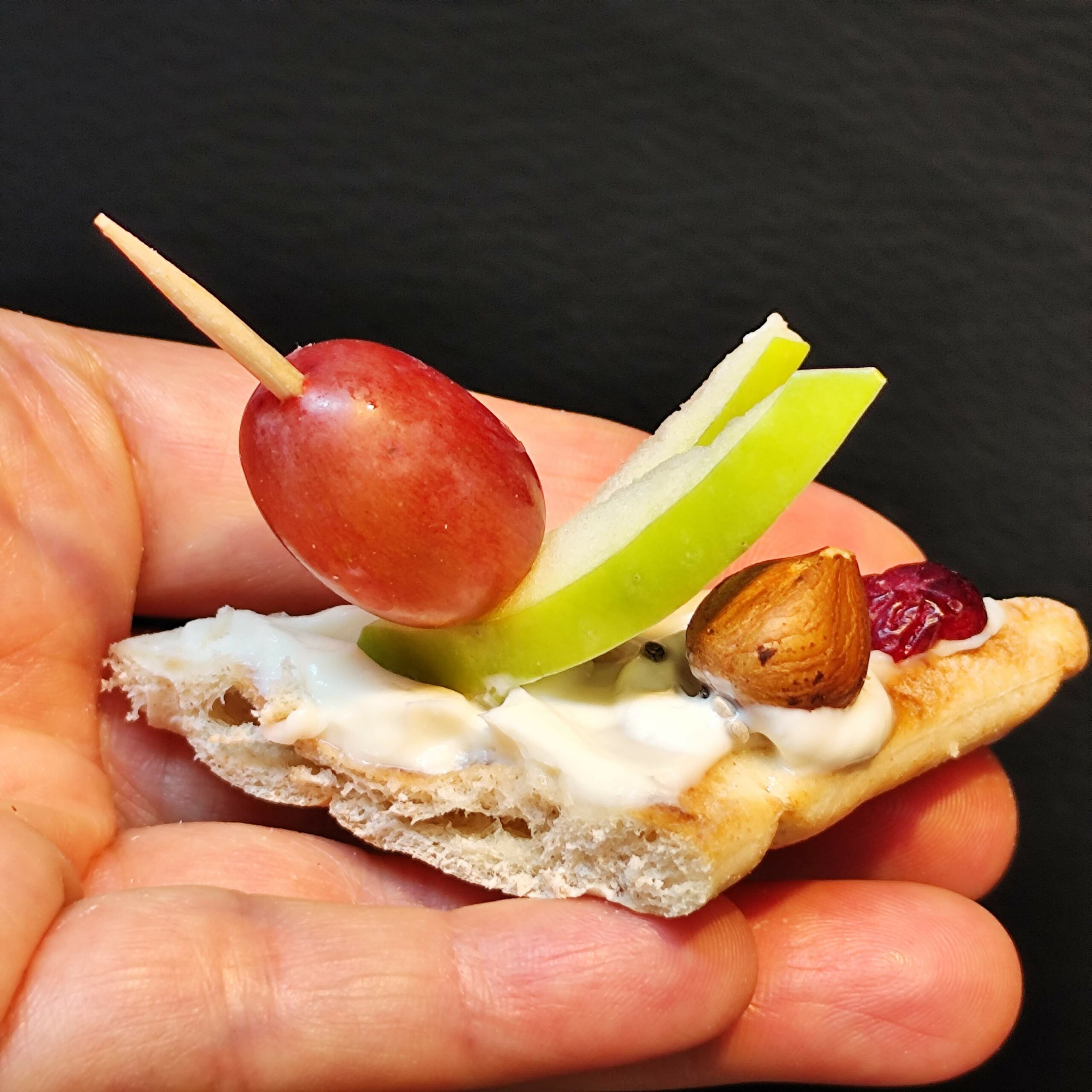 <strong>CROQUANT GOURMAND<br><br> Fruits à coque & Fruits secs moelleux • Sirop d'érable • Fromage blanc • Fruits frais<br><br><i>Généreux & Équilibré</i></strong><br><br>10-20 pers : 58€ <br> 56€ > 2 unités <br> 54€ > 3 unités – Image 4