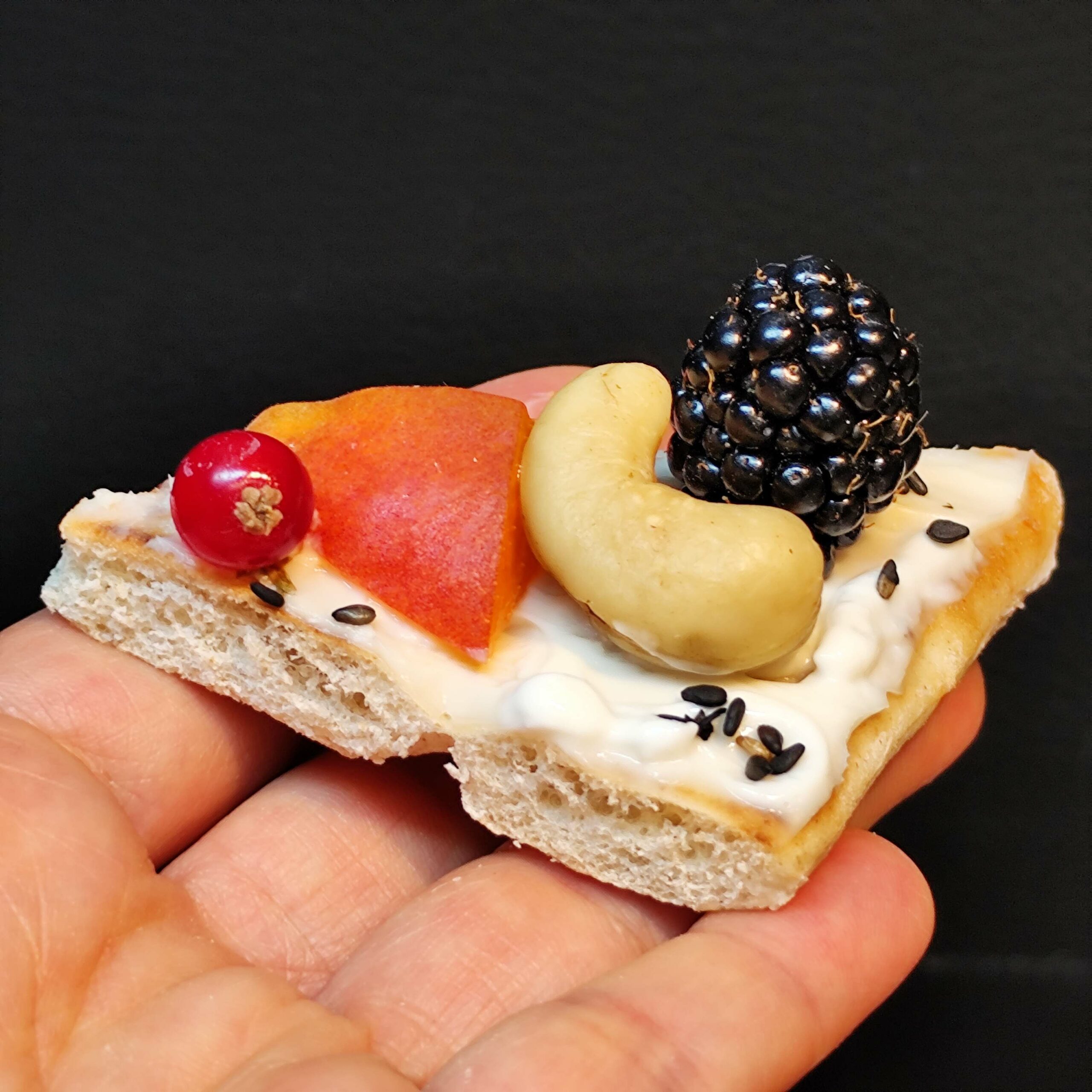 <strong>CROQUANT GOURMAND<br><br> Fruits à coque & Fruits secs moelleux • Sirop d'érable • Fromage blanc • Fruits frais<br><br><i>Généreux & Équilibré</i></strong><br><br>10-20 pers : 58€ <br> 56€ > 2 unités <br> 54€ > 3 unités – Image 9