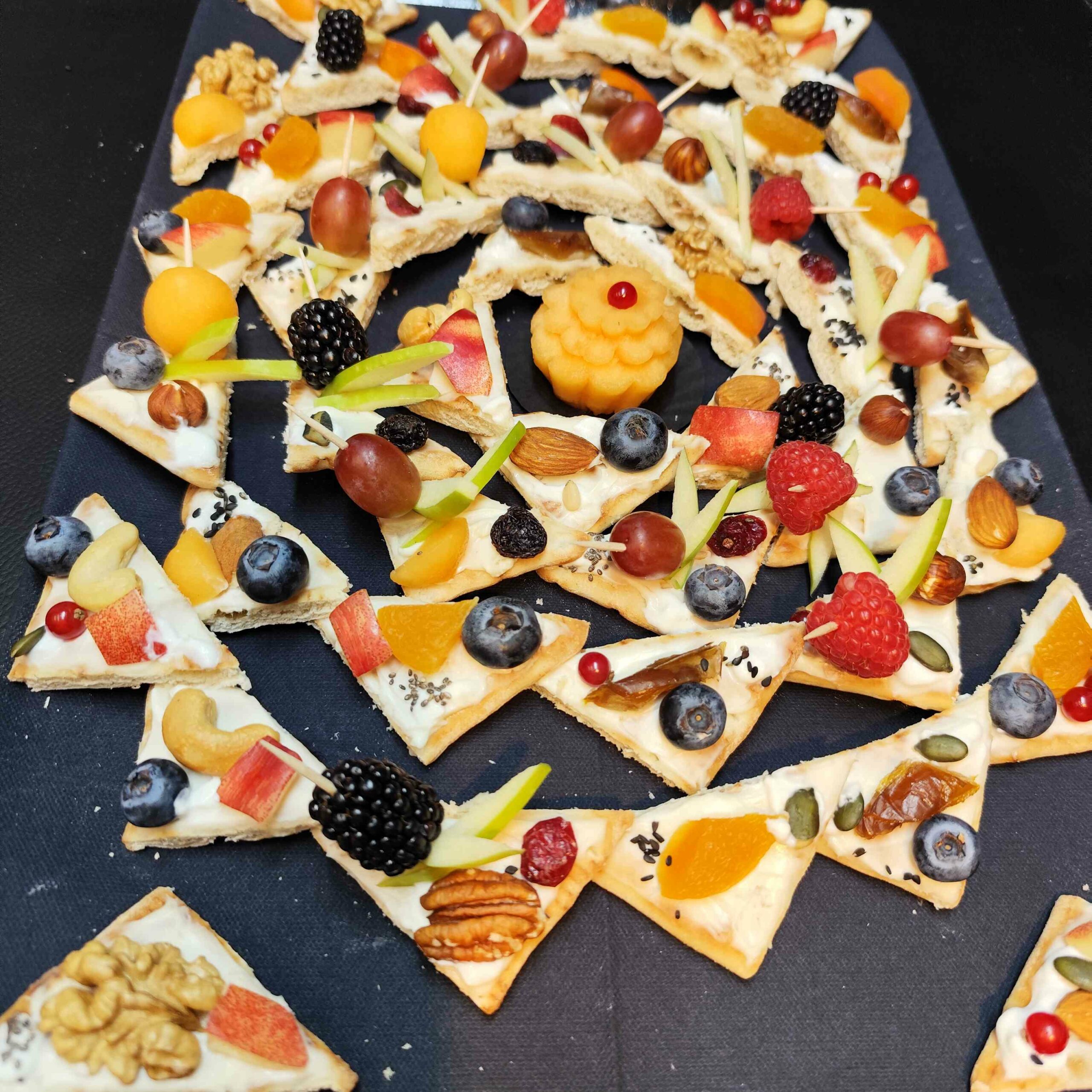 <strong>CROQUANT GOURMAND<br><br> Fruits à coque & Fruits secs moelleux • Sirop d'érable • Fromage blanc • Fruits frais<br><br><i>Généreux & Équilibré</i></strong><br><br>10-20 pers : 58€ <br> 56€ > 2 unités <br> 54€ > 3 unités – Image 10