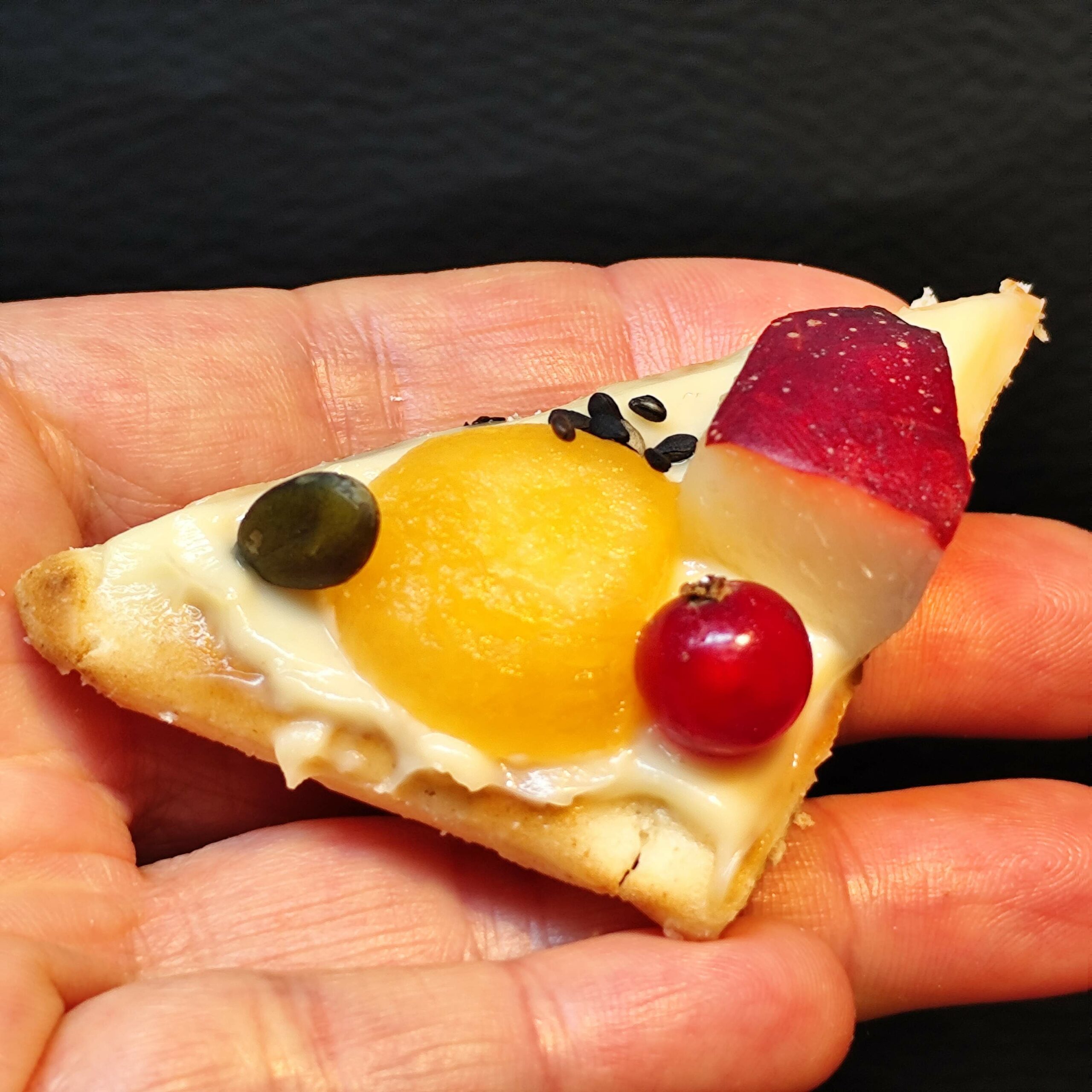 <strong>NUAGE AU MIEL<br><br>Miel de Petit<br>Producteur Local (31) • Fromage blanc • Fruits frais<br><br><i>Doux & Réconfortant</i></strong><br><br>10-20 pers : 58€ <br> 56€ > 2 unités <br> 54€ > 3 unités – Image 4
