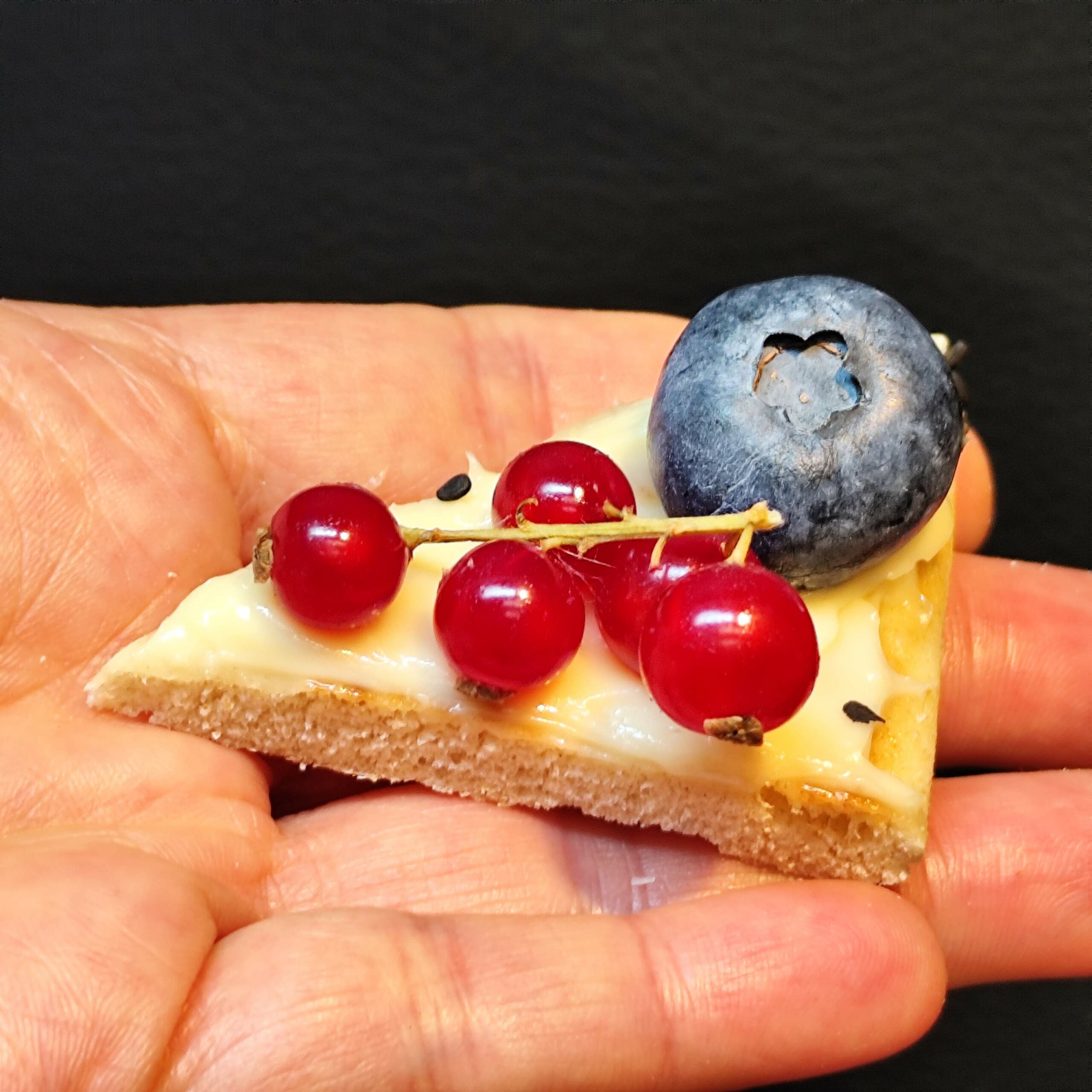 <strong>NUAGE AU MIEL<br><br>Miel de Petit<br>Producteur Local (31) • Fromage blanc • Fruits frais<br><br><i>Doux & Réconfortant</i></strong><br><br>10-20 pers : 58€ <br> 56€ > 2 unités <br> 54€ > 3 unités – Image 7