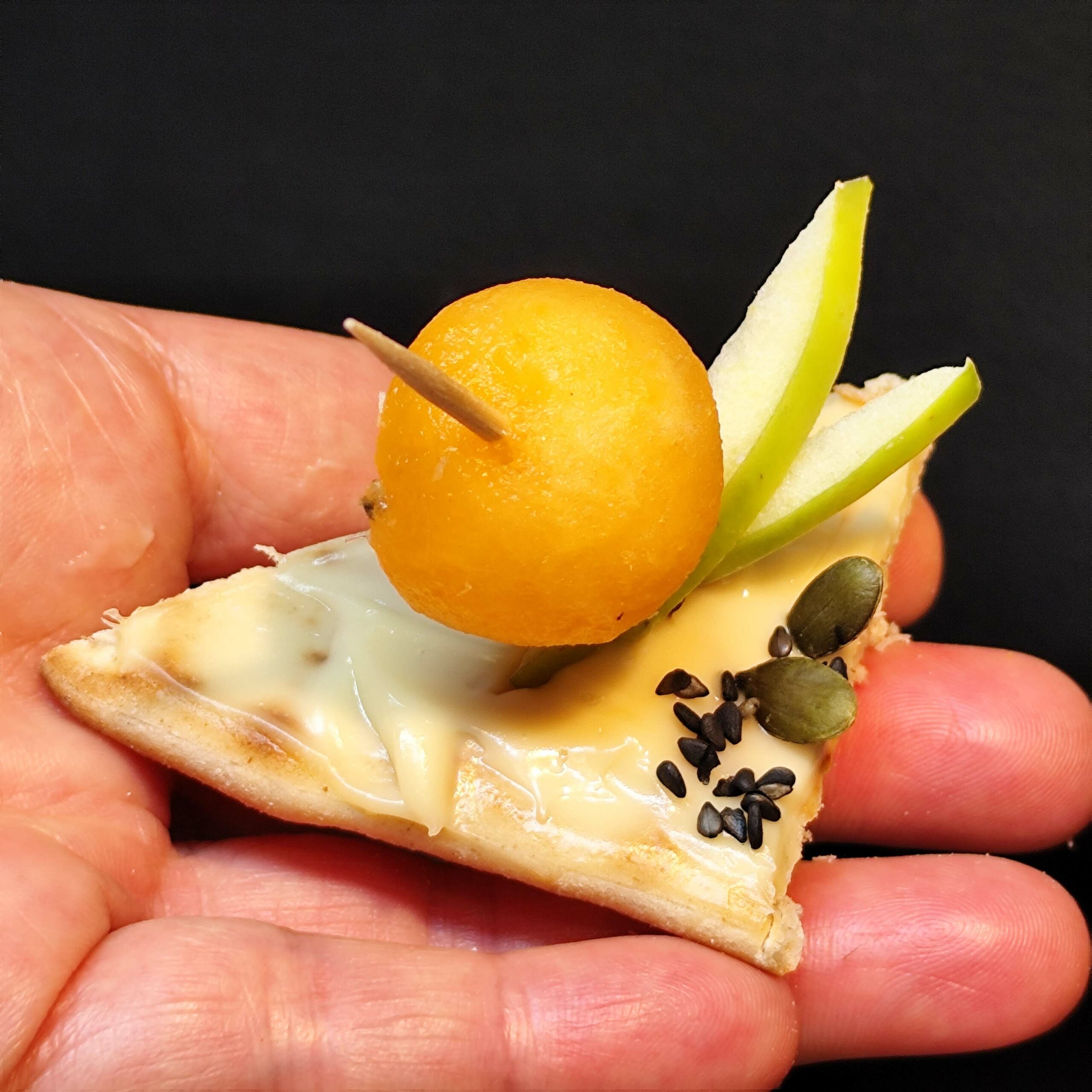 <strong>NUAGE AU MIEL<br><br>Miel de Petit<br>Producteur Local (31) • Fromage blanc • Fruits frais<br><br><i>Doux & Réconfortant</i></strong><br><br>10-20 pers : 58€ <br> 56€ > 2 unités <br> 54€ > 3 unités – Image 2