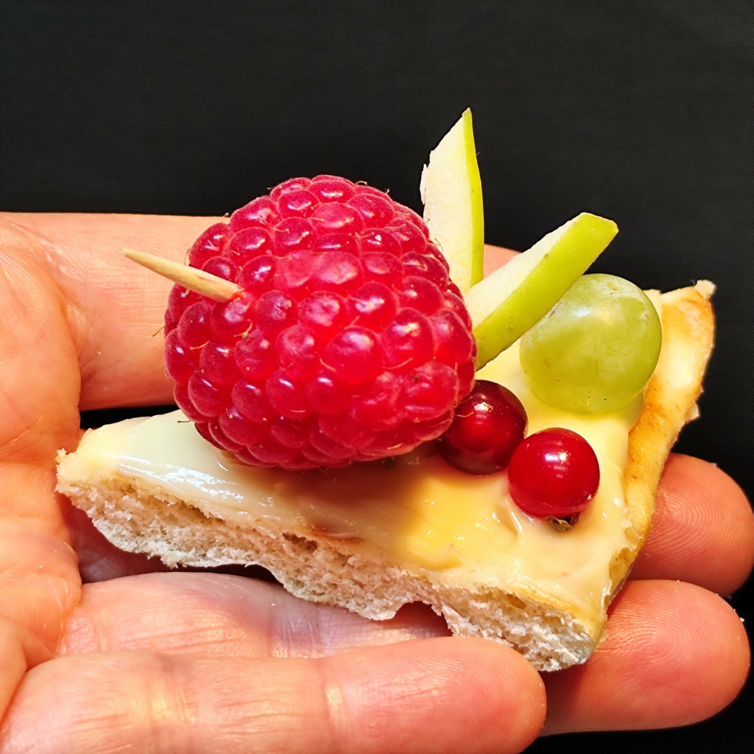 <strong>NUAGE AU MIEL<br><br>Miel de Petit<br>Producteur Local (31) • Fromage blanc • Fruits frais<br><br><i>Doux & Réconfortant</i></strong><br><br>10-20 pers : 58€ <br> 56€ > 2 unités <br> 54€ > 3 unités – Image 6