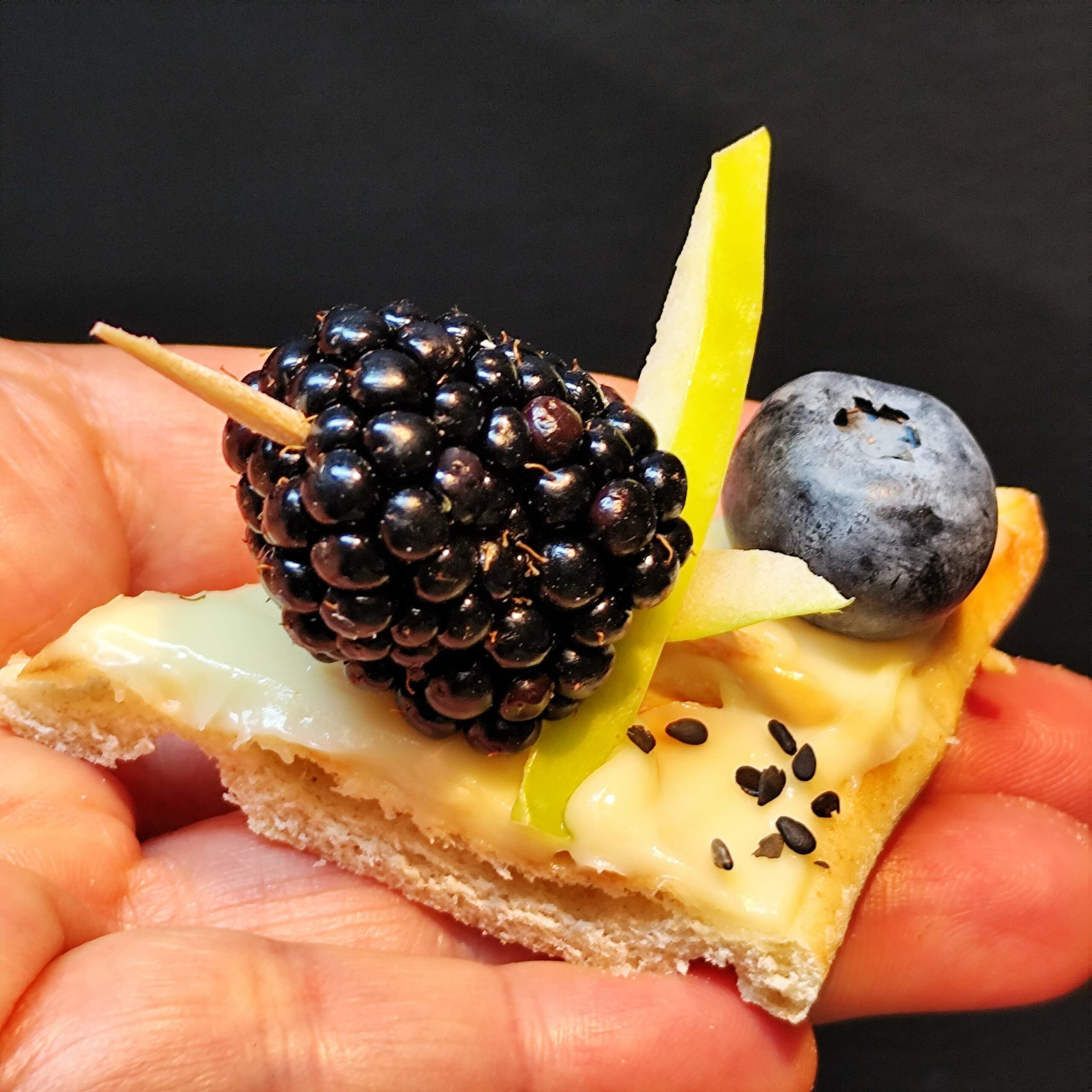 <strong>NUAGE AU MIEL<br><br>Miel de Petit<br>Producteur Local (31) • Fromage blanc • Fruits frais<br><br><i>Doux & Réconfortant</i></strong><br><br>10-20 pers : 58€ <br> 56€ > 2 unités <br> 54€ > 3 unités – Image 9