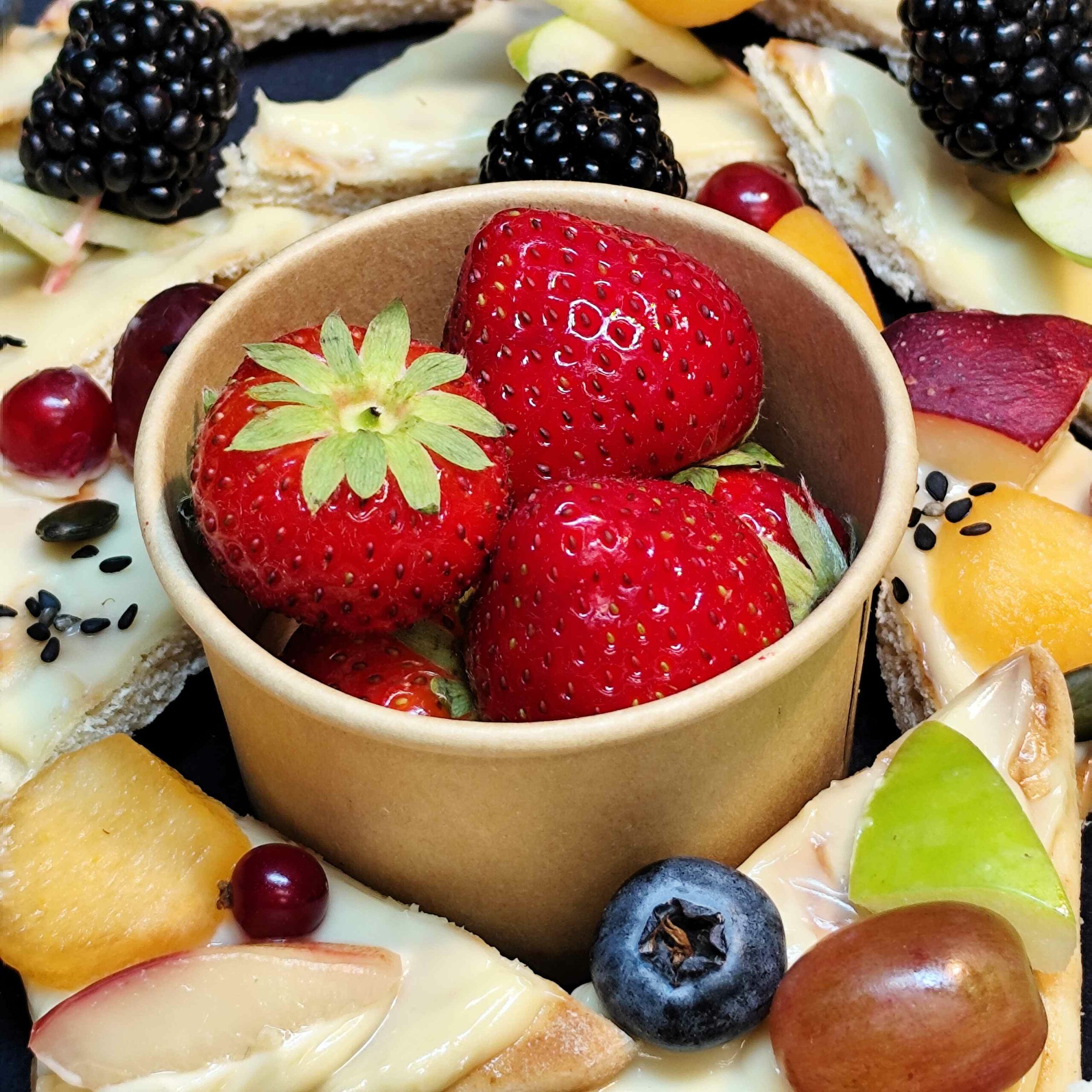 <strong>NUAGE AU MIEL<br><br>Miel de Petit<br>Producteur Local (31) • Fromage blanc • Fruits frais<br><br><i>Doux & Réconfortant</i></strong><br><br>10-20 pers : 58€ <br> 56€ > 2 unités <br> 54€ > 3 unités – Image 3