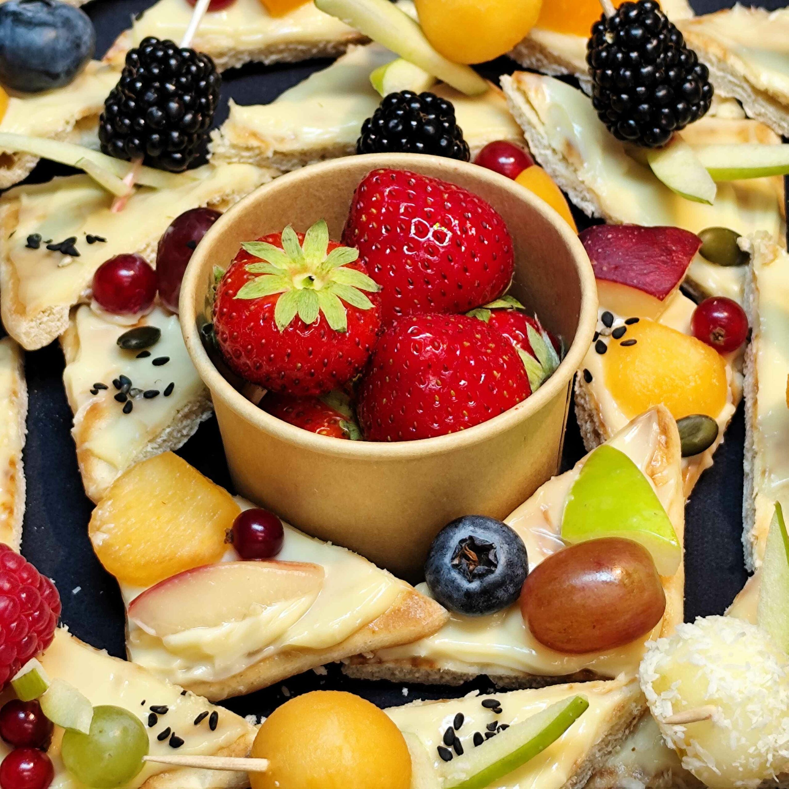<strong>NUAGE AU MIEL<br><br>Miel de Petit<br>Producteur Local (31) • Fromage blanc • Fruits frais<br><br><i>Doux & Réconfortant</i></strong><br><br>10-20 pers : 58€ <br> 56€ > 2 unités <br> 54€ > 3 unités – Image 5