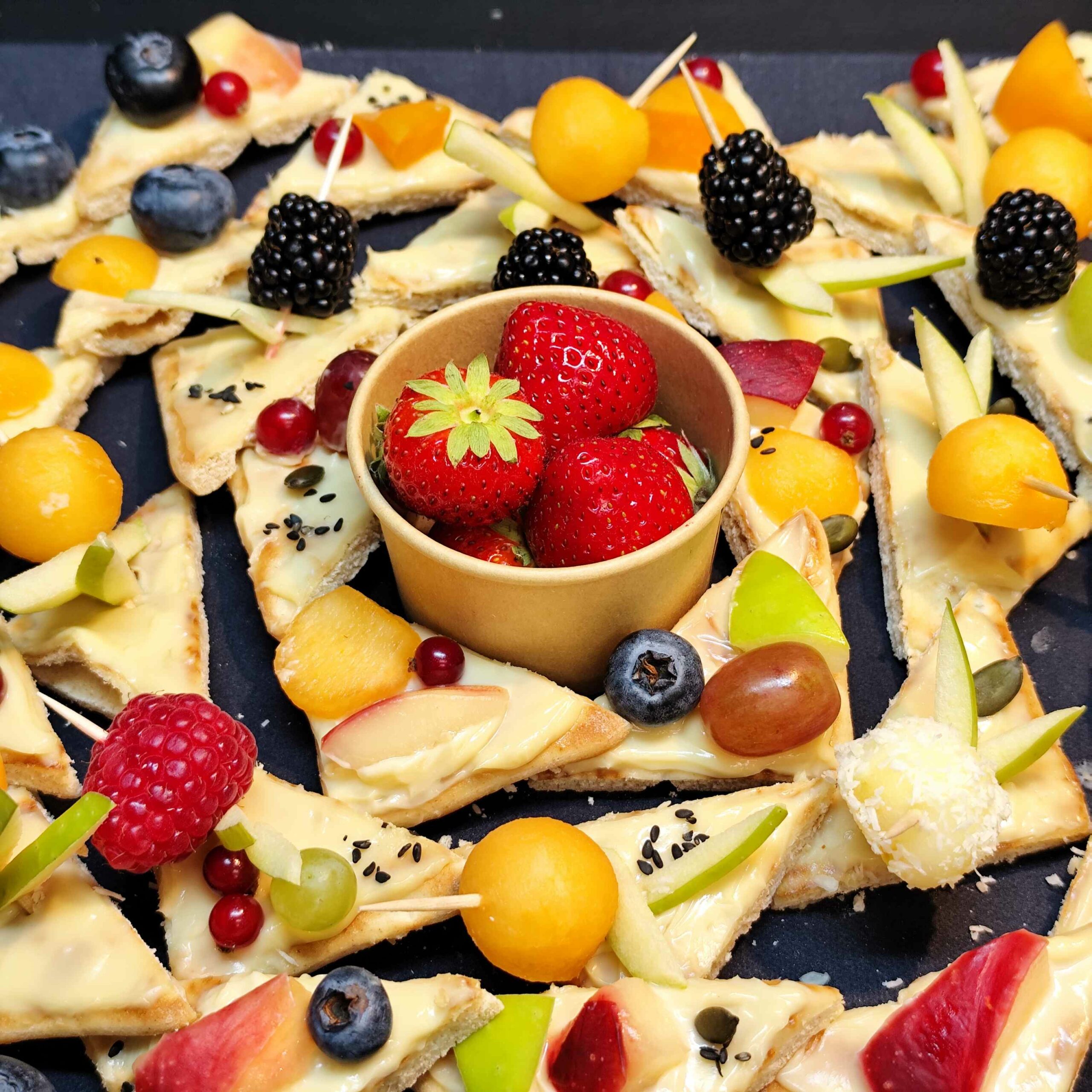 <strong>NUAGE AU MIEL<br><br>Miel de Petit<br>Producteur Local (31) • Fromage blanc • Fruits frais<br><br><i>Doux & Réconfortant</i></strong><br><br>10-20 pers : 58€ <br> 56€ > 2 unités <br> 54€ > 3 unités – Image 8