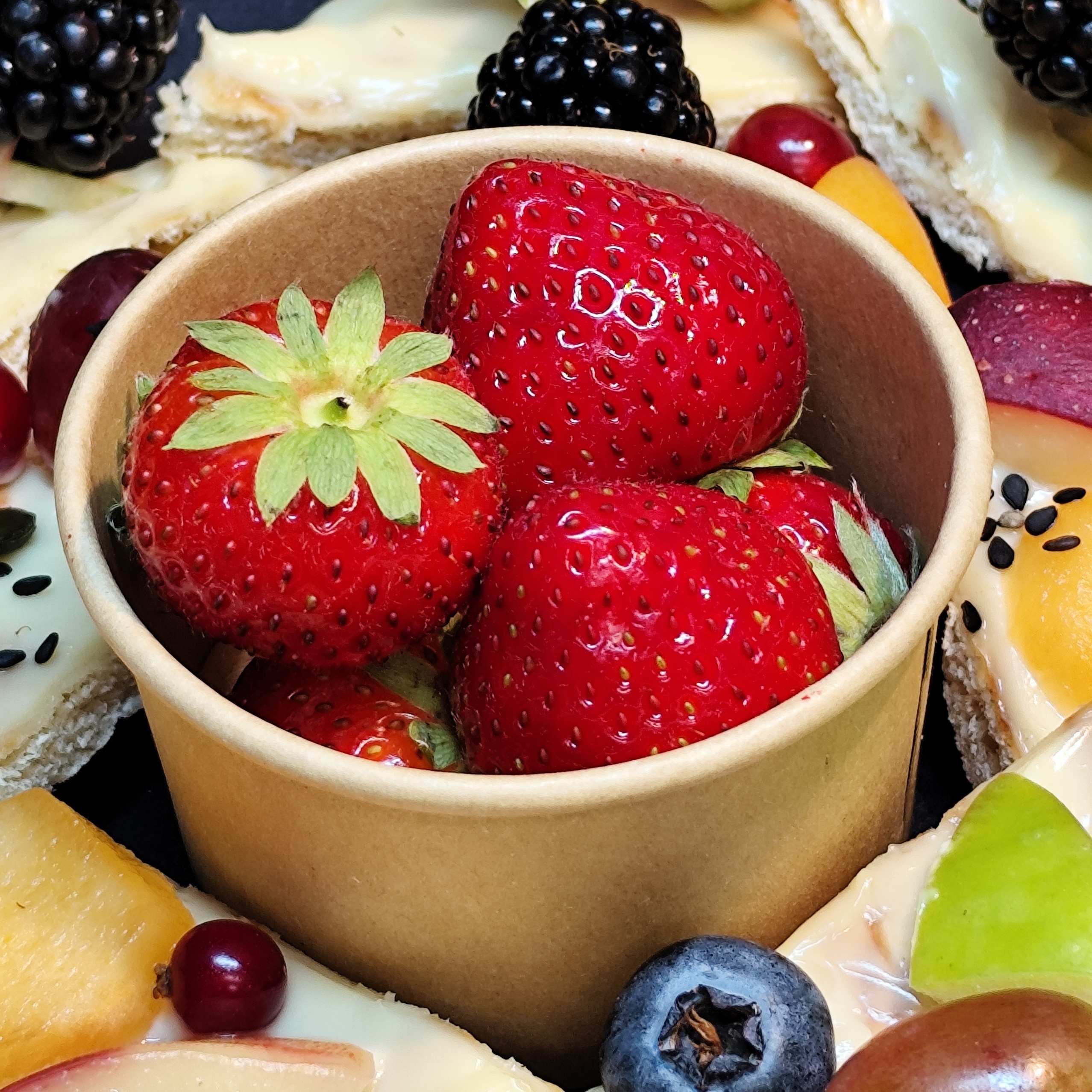<strong>NUAGE AU MIEL<br><br>Miel de Petit<br>Producteur Local (31) • Fromage blanc • Fruits frais<br><br><i>Doux & Réconfortant</i></strong><br><br>10-20 pers : 58€ <br> 56€ > 2 unités <br> 54€ > 3 unités – Image 10