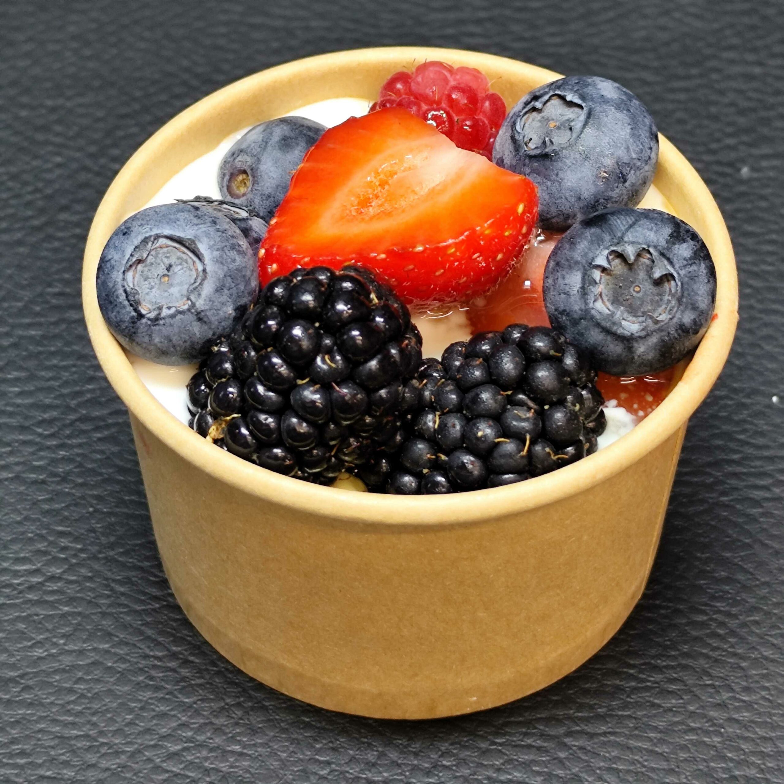 <strong>FROMAGE BLANC FRUITS ROUGES :<br><br>Fruits rouges • Sirop d'érable<br><br><i>Frais & Fruité</i></strong><br><br>minimum 12 verrines<br><br>3.95€/verrine<br>3.85€ > 30 verrines<br>3.70€ > 45 verrines – Image 2