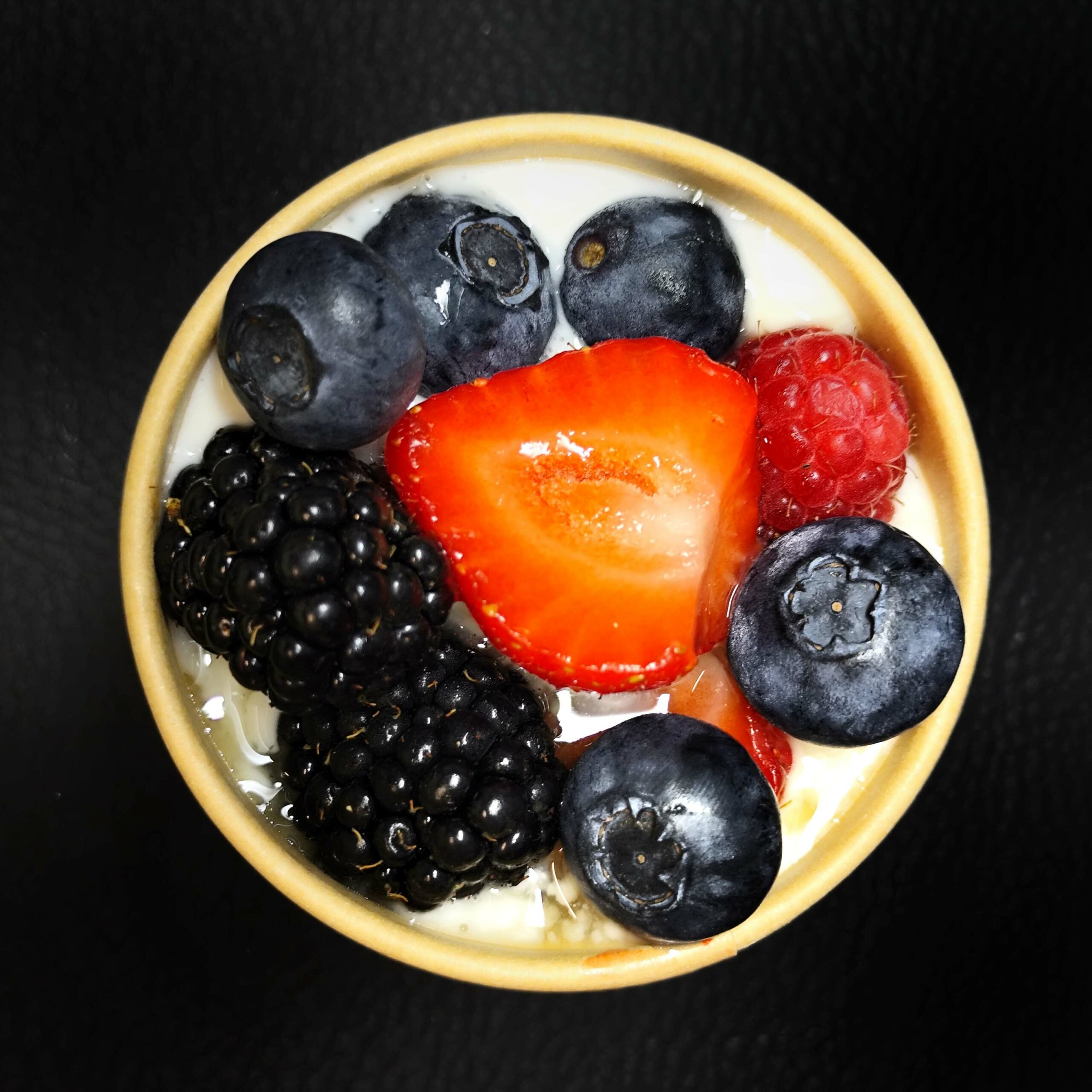 <strong>FROMAGE BLANC FRUITS ROUGES :<br><br>Fruits rouges • Sirop d’érable<br><br><i>Frais & Fruité</i></strong><br><br>minimum 12 verrines<br><br>3.95€/verrine<br>3.85€ > 30 verrines<br>3.70€ > 45 verrines