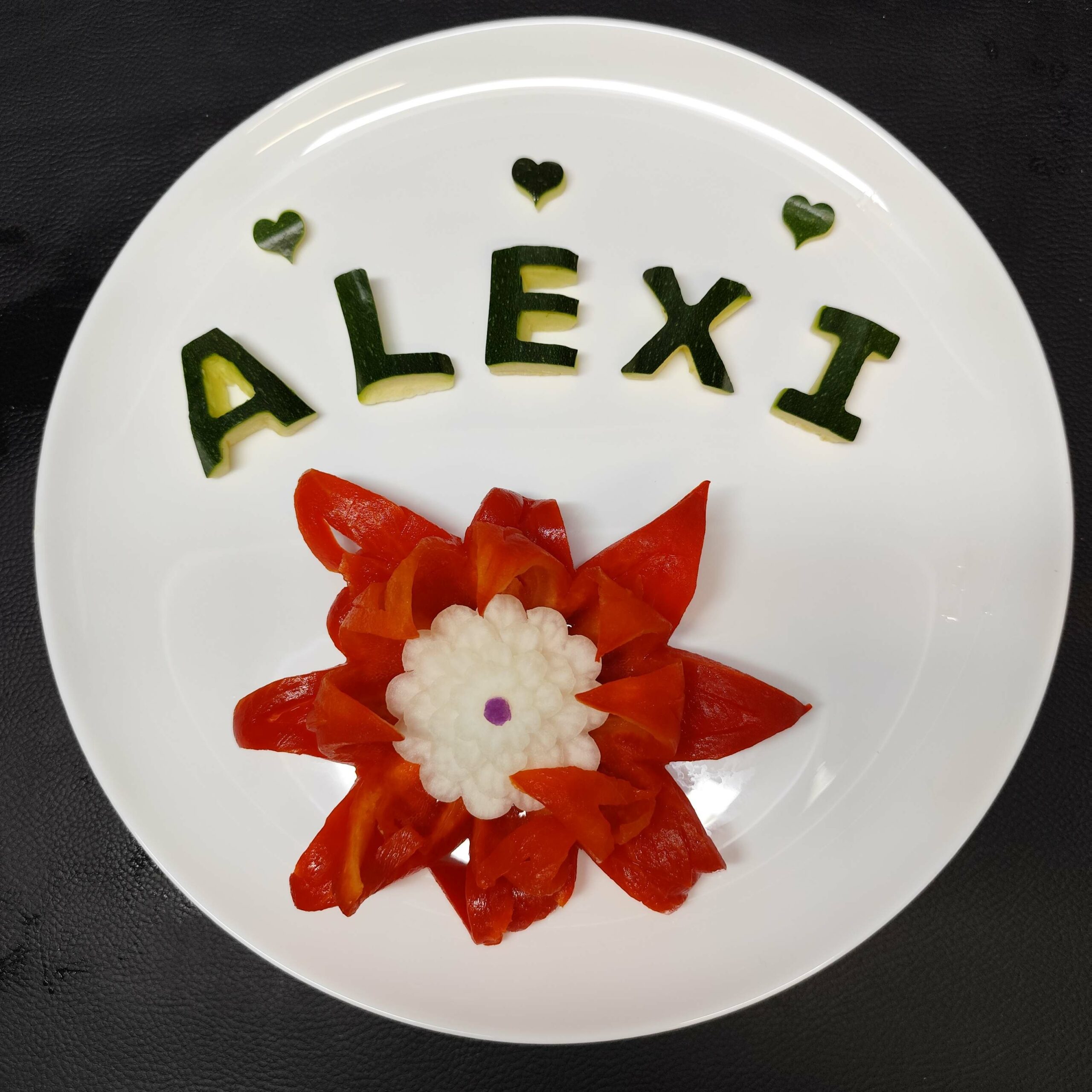 <strong>SCULPTURE VÉGÉTALE <br> <br> en Fruits frais <br> et/ou légumes croquants </strong> <br> <br>Message, prénoms, âge... : 16€ (14,55€HT) – Image 6