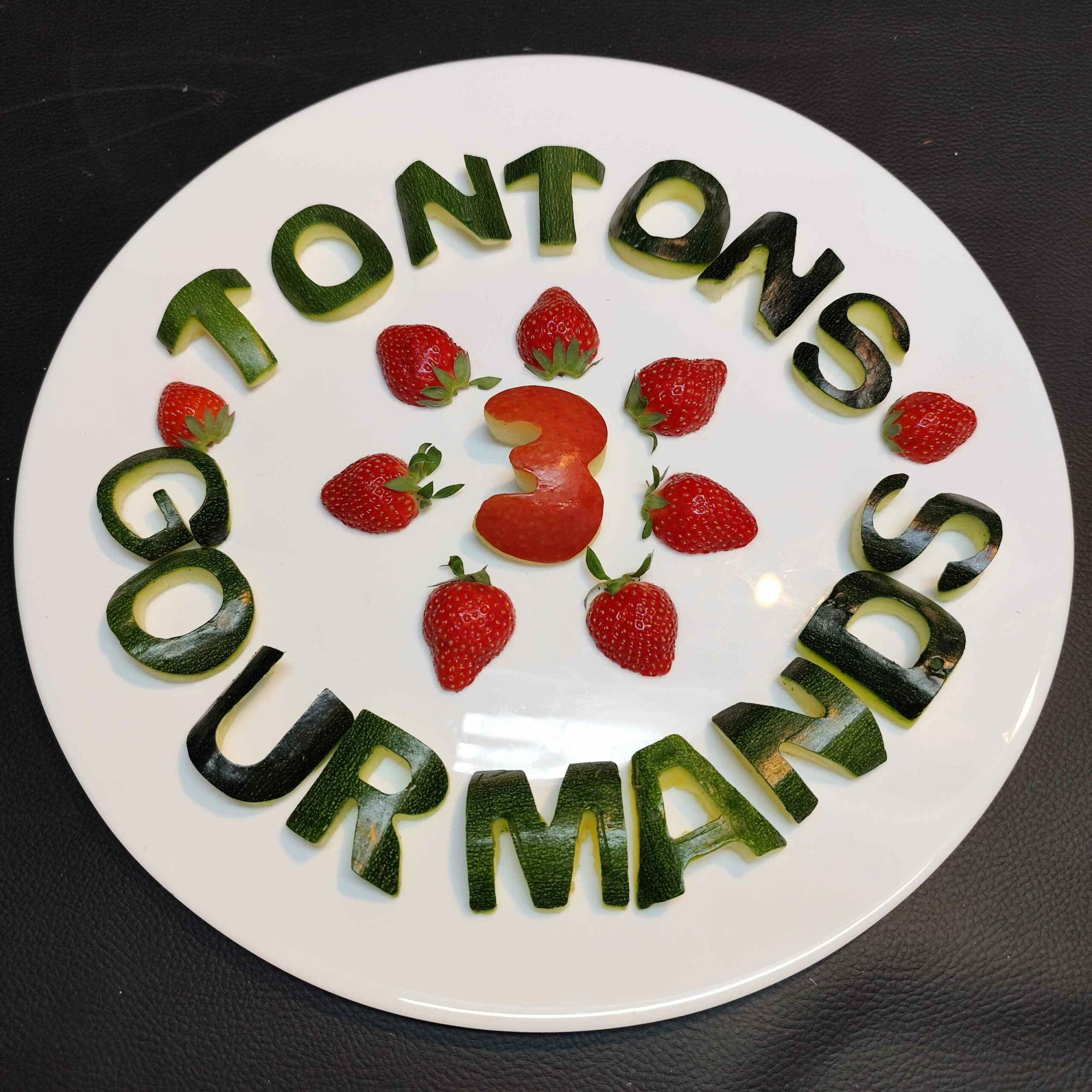 <strong>SCULPTURE VÉGÉTALE <br> <br> en Fruits frais <br> et/ou légumes croquants </strong> <br> <br>Message, prénoms, âge... : 16€ (14,55€HT) – Image 4