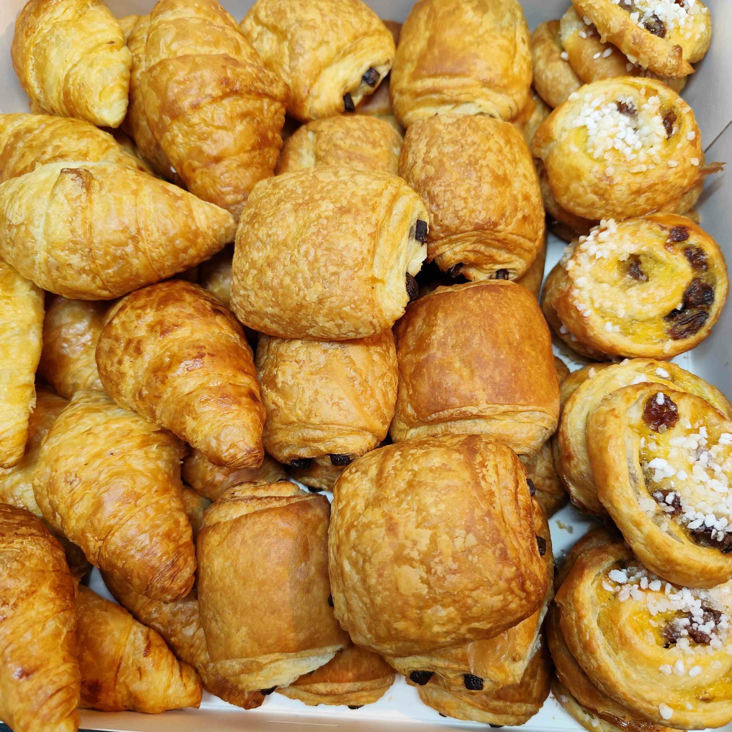 <strong>MINI VIENNOISERIES<br><br>Chocolatines, Croissants, Pains aux raisins<br><br><br><br>minimum 12 pièces<br><br>0,85€ (0,806€HT)/pièce